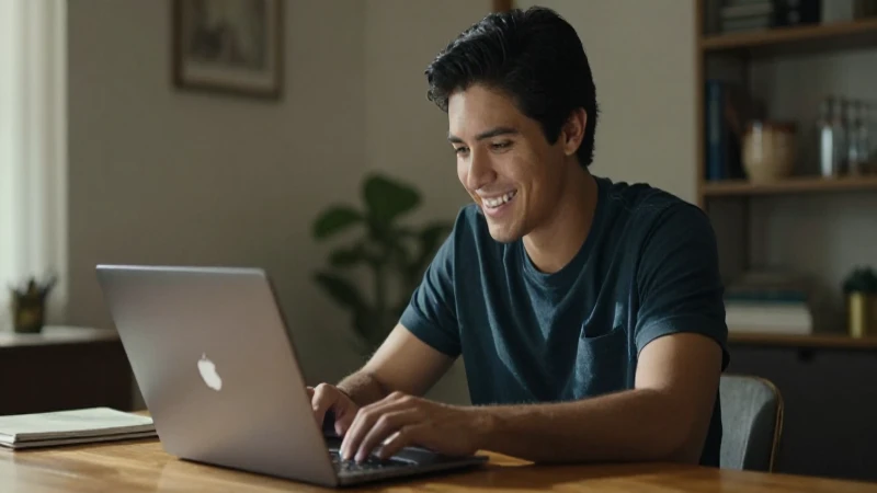 Joven mexicano sonríe con su portátil