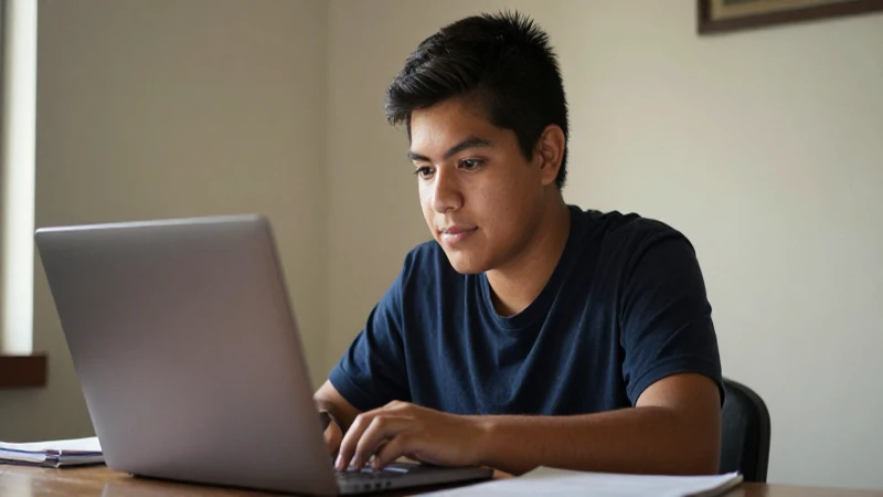 Estudiante mexicano estudia bajo luz cálida