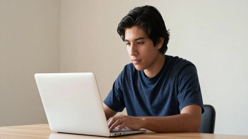Joven estudiante mexicano con su portátil