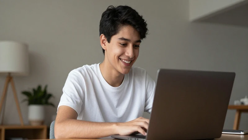 Estudiante mexicano sonríe con su laptop