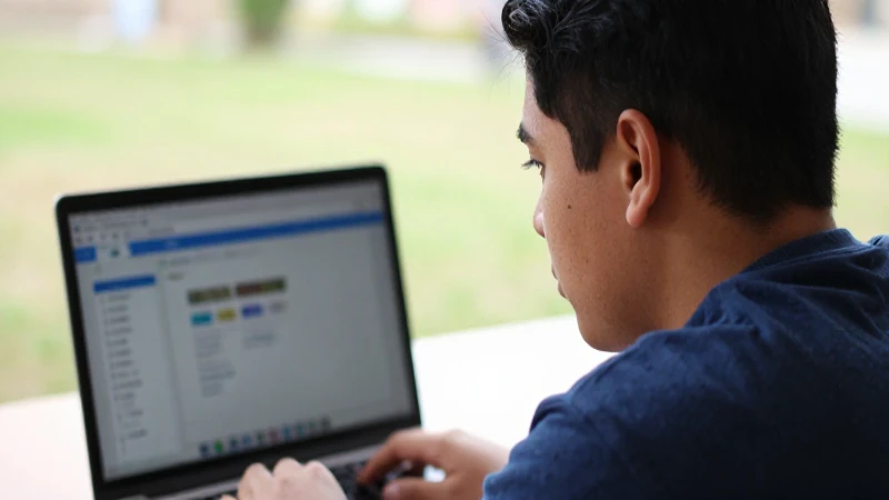 Joven estudiante mexicano frente a su portátil