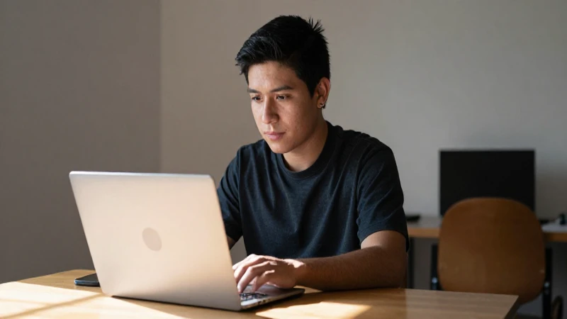 Estudiante mestizo mexicano estudia bajo luz cálida