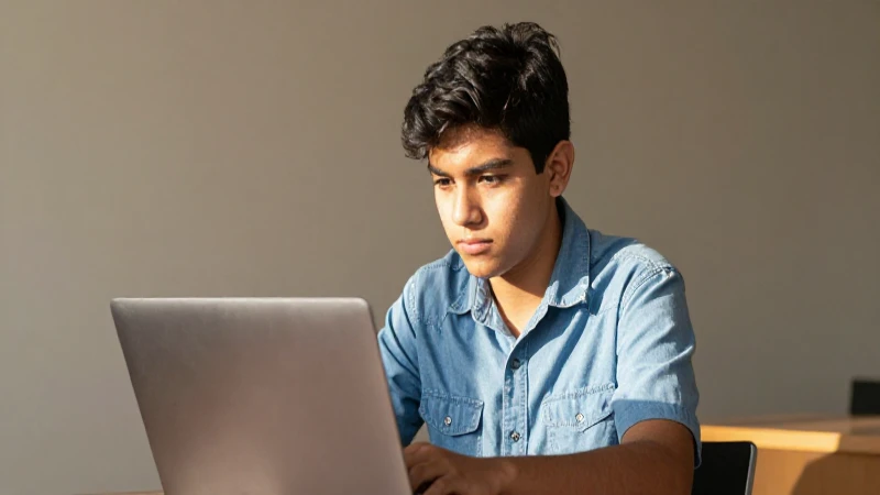 BUSCADOR OFICINAS: ¡DESCUBRE BECAS BENITO JUÁREZ 2026! 6 Joven estudiante mexicano enfocado al sol