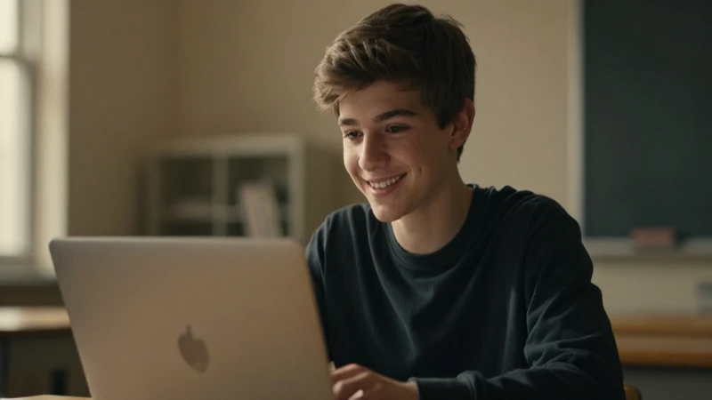 Adolescente sonriendo con su portátil