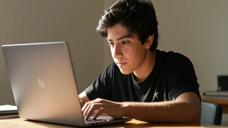 Joven estudiante mexicano con portátil a contraluz