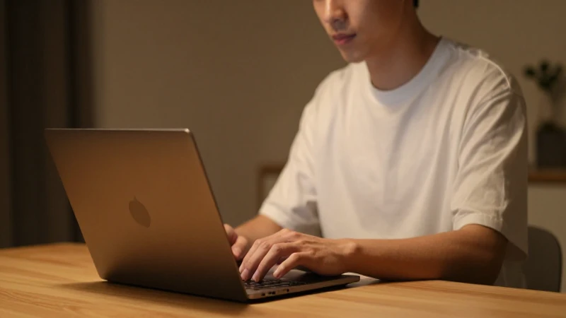 Becas de MANUTENCIÓN: ¡Descubre Cómo Obtenerlas! 5 Joven con portátil en ambiente cálido