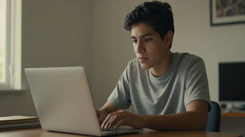 Estudiante mexicano estudia bajo luz cálida