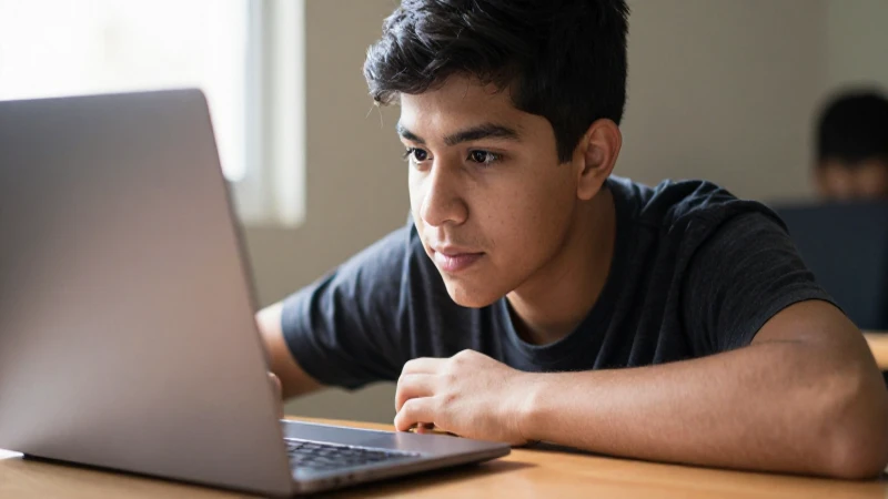 SUBES 2026: Cómo ACTIVAR tu FICHA y SOLICITAR BECAS 5 Estudiante mexicano estudia con luz cálida