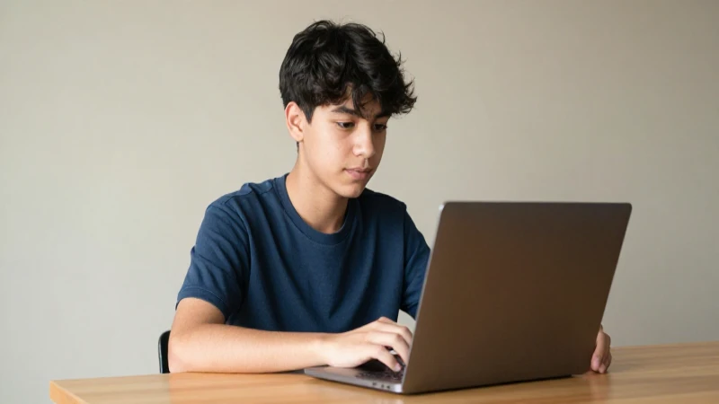 Estudiante mexicano estudia con luz cálida