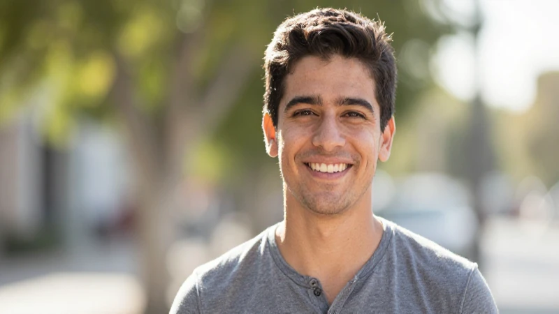 Jovem mexicano sorri sob luz suave