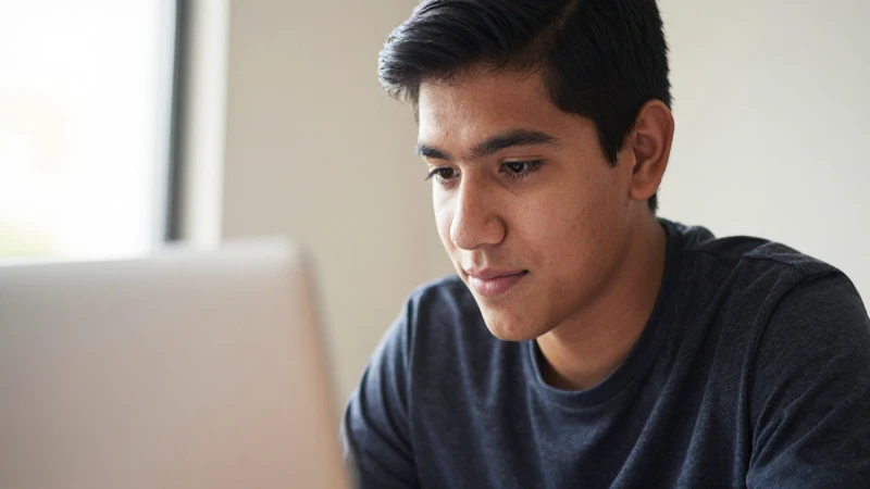 Estudiante mexicano con portátil a contraluz
