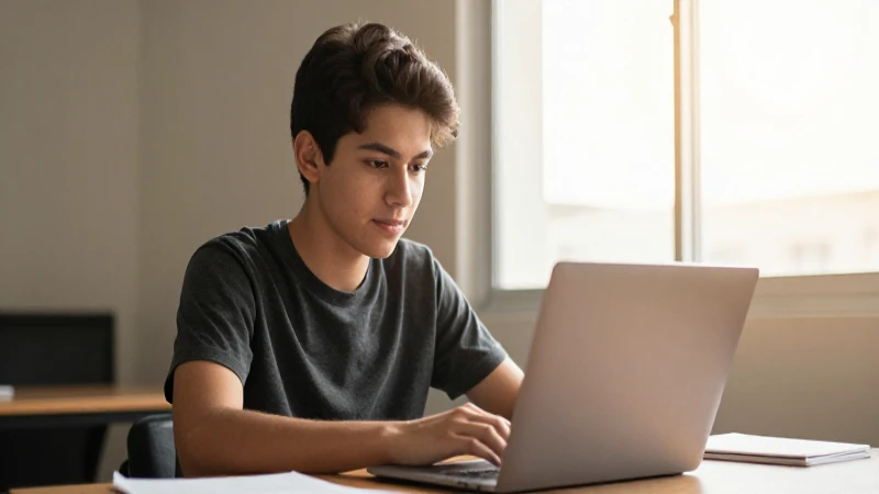 BECAS BENITO JUÁREZ 2026: ¡DESCUBRE CÓMO REGISTRARTE! 6 Joven estudiante con portátil a la luz del sol