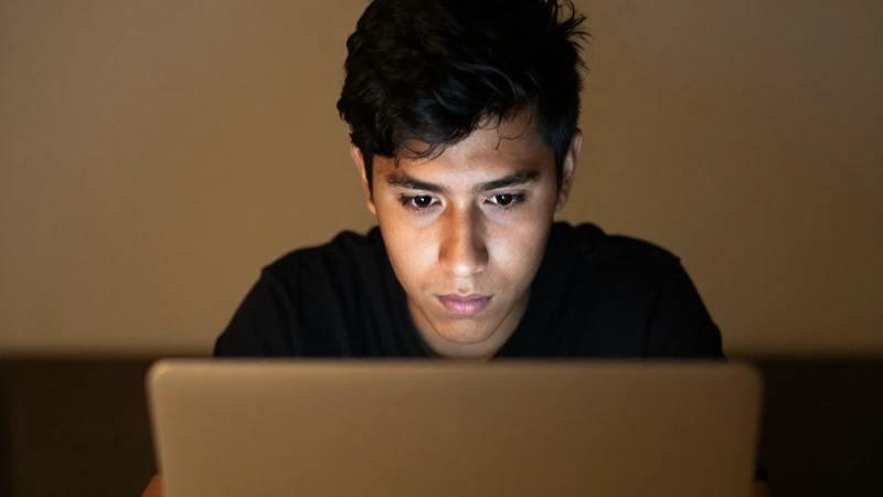 Estudiante mestizo ilumina su cara con el portátil