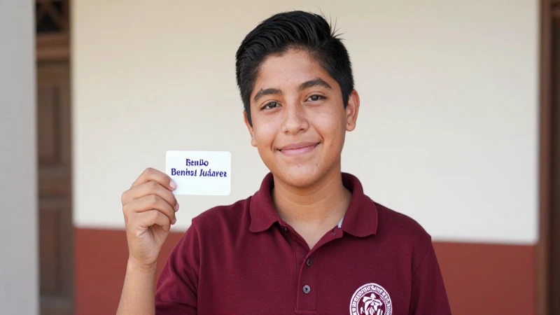 Estudiante mexicano sostiene tarjeta de Juárez