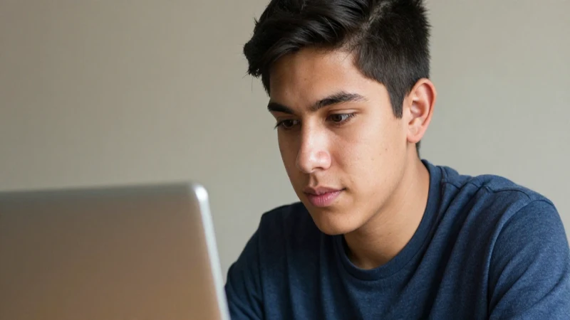 Joven estudiante mexicano con portátil a la vista