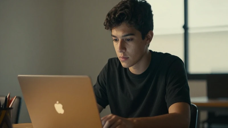 Joven estudiante mexicano estudia a luz cálida